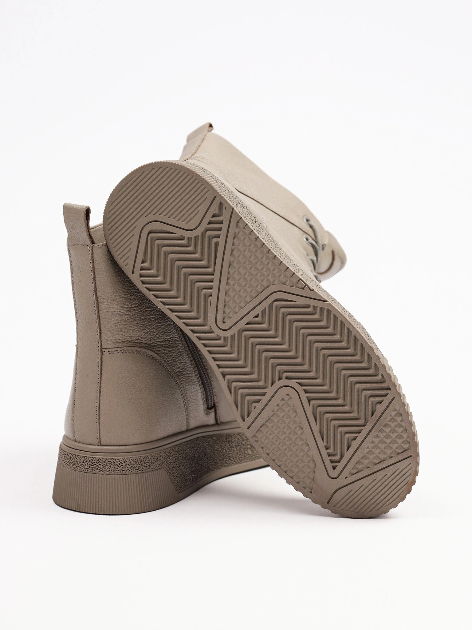 Ботинки бежевого цвета на средней платформе